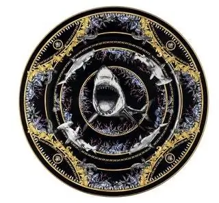 Брюс Акула из семьи Le Règne Animal de Rosenthal встречается с Versace
