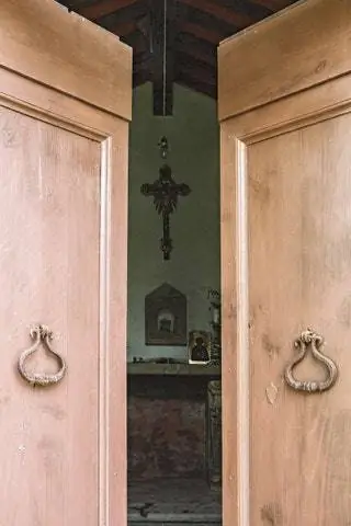 Вход в часовню