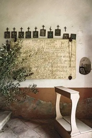 Частная часовня с древней мемориальной доской папы Климента XIII 1760 года