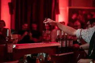Мы можем насладиться Negroni, которому исполняется 100 лет, Americano, Boulevardier или более инновационными формулами…