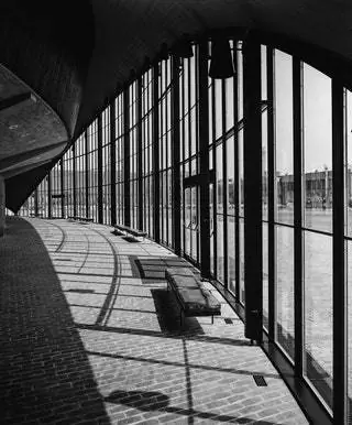 Также в книге Фейдона об Эзре Столлере аудитория Kresge Auditorium в Кембридже, Массачусетс, США…