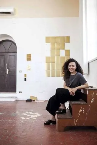 Анна Таленс в своей мастерской в Башне