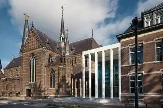Отель Marienhäge, спроектированный голландскими архитекторами Diederendirrix Architects и Architecten EN EN, представляет собой…