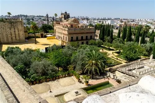 Алькасар, комплекс укрепленных зданий альмохадского происхождения с садами