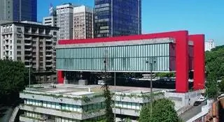 Музей искусств Сан-Паулу, Бразилия, спроектированный Линой Бо Барди в 1968 году Музей искусств Сан-Паулу, Бразилия, спроектированный Линой Бо Барди в 1968 году