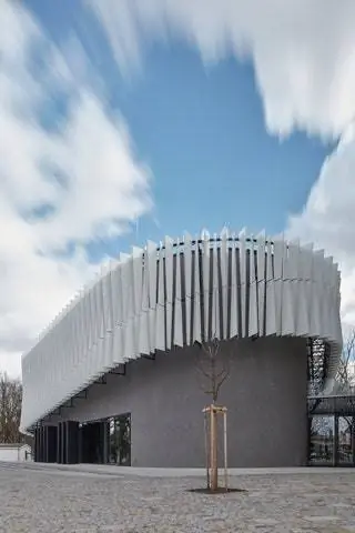 В одном из крыльев старой тюрьмы находится зрительный зал с треугольным планом, на фасаде которого присутствуют элементы… В одном из крыльев старой тюрьмы находится зрительный зал с треугольным планом, на фасаде которого присутствуют элементы…