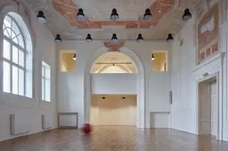 Студия Qarta architektura превратила старую коммунистическую тюрьму 50-х годов в университетский центр в… Студия Qarta architektura превратила старую коммунистическую тюрьму 50-х годов в университетский центр в…