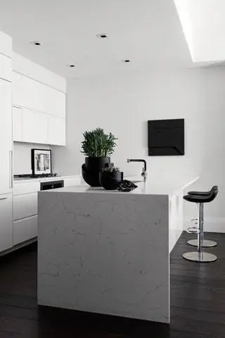 Кухня сконфигурирована как открытое и минималистское пространство