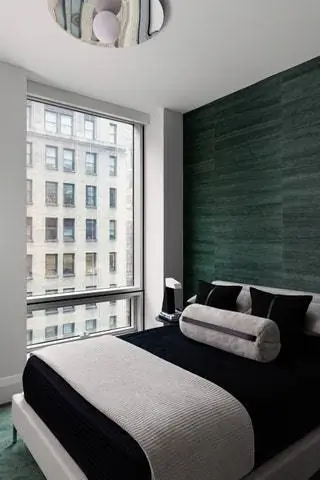 Предметы мебели и освещения от Serge Mouille Kelly Wearstler, Fritz Hansen и Knoll, среди прочих, объединены в…