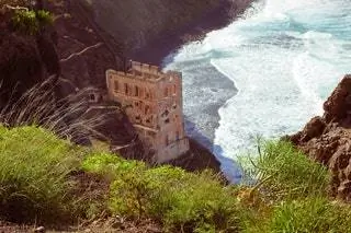 Этот водный элеватор перекачивал пресную воду из источников Гордехуэла в резервуар на склоне холма, где она позже была… Этот водный элеватор перекачивал пресную воду из источников Гордехуэла в резервуар на склоне холма, где она позже была…