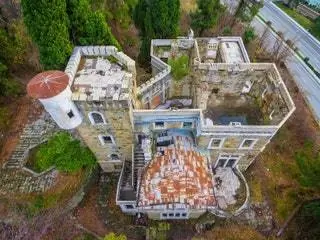 Расположенный рядом с Черным морем, этот комплекс был построен, когда Сочи только начинал становиться местом… Расположенный рядом с Черным морем, этот комплекс был построен, когда Сочи только начинал становиться местом…