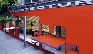 Выставка Sharing Models Manhattanisms, которую также курирует Франч, в Storefront в Нью-Йорке. на другой странице Выставка Sharing Models Manhattanisms, которую также курирует Франч, в Storefront в Нью-Йорке. на другой странице