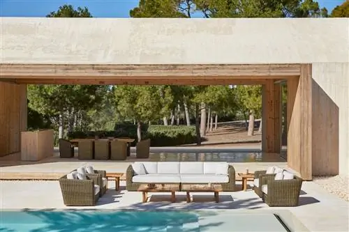 Диваны, кресла, прикроватные тумбочки, обеденные столы и стулья изготовлены на алюминиевой основе и переплетены с телом…