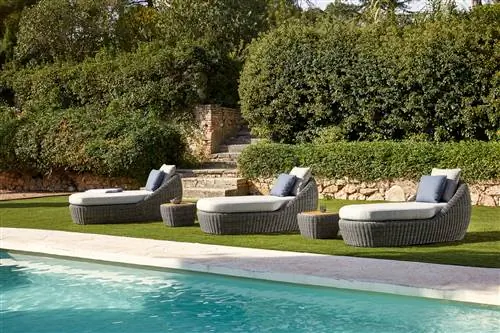 Шезлонги «Heritage Contour» изготовлены на основе алюминиевого каркаса и покрыты внешней тканью из технического волокна