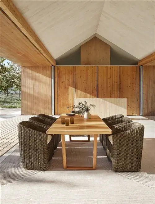 Столовая под открытым небом со стульями на алюминиевой конструкции и плетением из технического волокна…