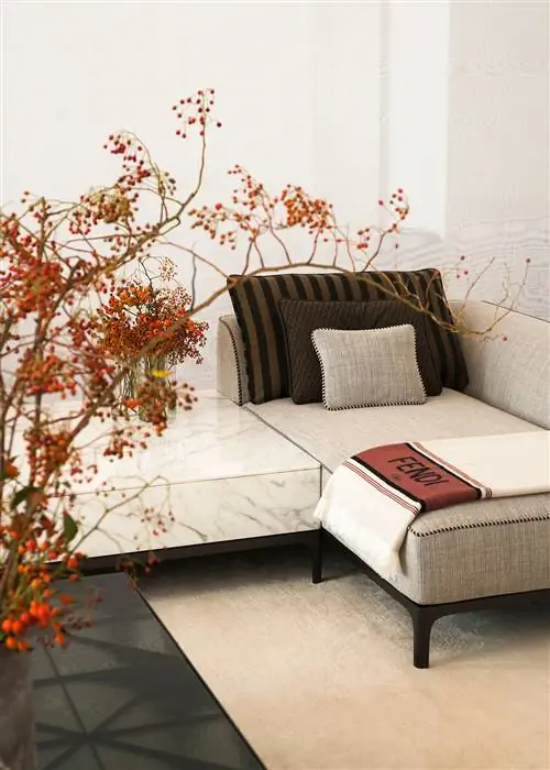 Вид на одну из комнат, предназначенных для презентации Fendi Casa The Family Couch с диваном Five