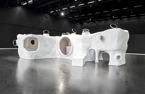 Павильон из стекловолокна «Оригинальное жилище» от Atelier Van Lieshout представлен на выставке «DesignMiamiBasel 2015»
