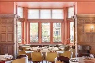 Первое упоминание, которое отмечает исторический The Connaught, - это кулинарный стиль Хлен Дарроз, звездного шеф-повара…