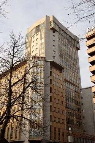 Построенный в 1968 году в городе Оренсе, с его 76-метровой высотой, он стал самым большим зданием в своем…