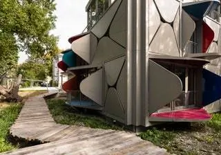 На первый взгляд это похоже на герметичное здание сдержанного серого цвета, но когда оно расцветает, открывается гораздо больше: Балет… На первый взгляд это похоже на герметичное здание сдержанного серого цвета, но когда оно расцветает, открывается гораздо больше: Балет…