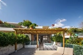 Представьте себе, что вы принимаете ванну в частном бассейне на своей террасе и оттуда созерцаете морской горизонт на закате. В…