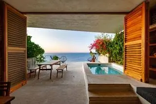 Внешний фасад построен из железобетона, стен из песчано-цементных блоков и шпунтованных плит. 