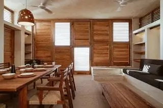 Каждая квартира состоит из двух или трех спален, гостиной и столовой, которая выходит на частную террасу…