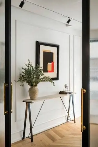 Настенные и потолочные молдинги имеют форму Orac Decor