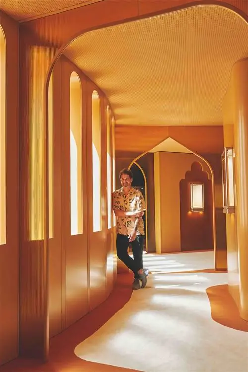 Хайме Айон позирует в эфемерном пространстве, которое он создал для Cartier. Фотография Флавио Орсолато