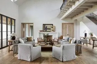 В гостиной диваны и кресла Jonas Workroom сочетаются со стульями от Pierre Jeanneret и журнальным столиком от…