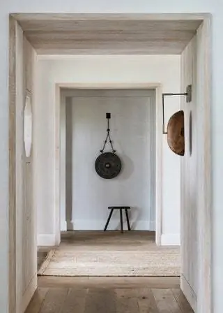 Табурет 19 века от Liz Spradling Antiques, а настенный светильник от Apparatus