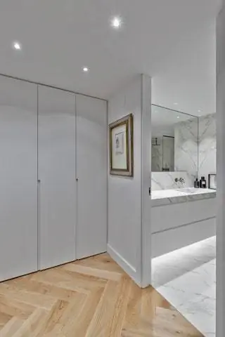 Очарованная легкой моделью Calacatta Silk, она применила ее в последнем углу главной ванной комнаты…