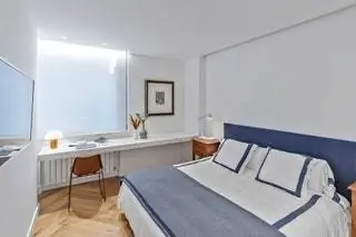 В главной спальне есть красивый письменный стол, покрытый моделью Calacatta Silk, вдохновленной мрамором…