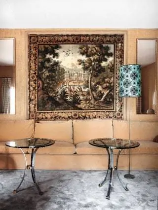 В гостиной диван guridons Maison Jansen от владельца и светильник от Franz West
