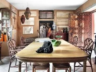 В столовой стол и стулья от Olivier Gagnère с шелком от Jim Thompson, потолочный светильник от Maison Baguès и French от…