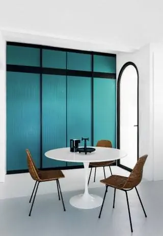 В кухонно-офисном столе Tulip от Eero Saarinen для Knoll с центральным элементом Raction Potique от Jaime Hayon для Cassina и…