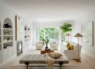 В гостиной журнальный столик в креслах «The Brooklyn Home Company» с ковром «CB2» от Annie Selke