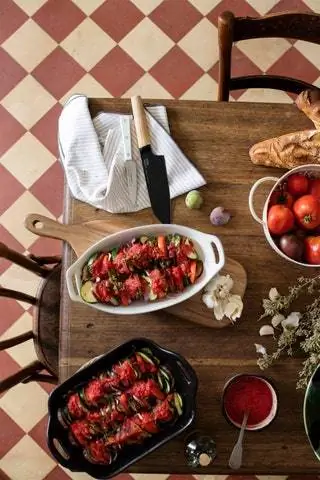 Формы для выпечки, столы, ножи от Zara Home - это все, что Ториссону нужно подготовить и подарить…