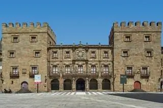 Дворец расположен напротив пристани Хихона и рядом со статуей Дона Пелайо. Это…