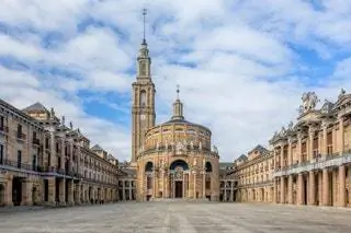 Объявленный объектом культурного интереса, он считается одним из крупнейших гражданских зданий в Испании с площадью 130 тысяч метров…