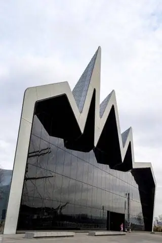 Музей Глазго Риверсайд, расположенный в Шотландии, спроектированный Zaha Hadid Architects, был завершен в 2011 году. Здание… Музей Глазго Риверсайд, расположенный в Шотландии, спроектированный Zaha Hadid Architects, был завершен в 2011 году. Здание…