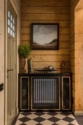 Крышка радиатора Bionika Wood, дверь Doors Brothers, вазы Davceramics и пейзаж Яна Тихоненко