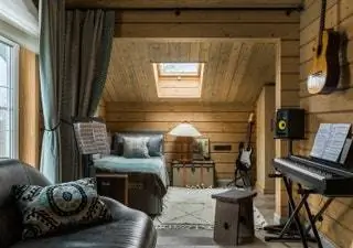 Ковер из магазина Troubadour, лампа из Repeat Story, а декоративные подушки сделаны в мастерской…
