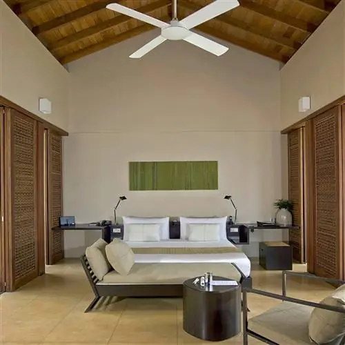 Amanwella Suites открытые пространства без лишней отделки и мебели из местных материалов