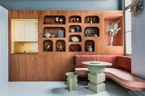гостиная с полками из орехового дерева как украсить маленькую квартиру