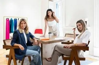Паула София и Лурдес руководят агентством All About Management, которое возникло из-за необходимости предоставлять…