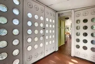 В частности, благодаря наличию многочисленных стеклянных стен и перфорированных панелей с иллюминаторами, создающими…