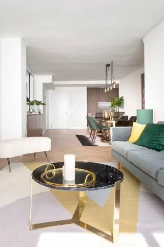 Диван от Bo Concept, кресло от Maison Du Monde, ковер от Kilombo Rugs, столик и кресло под телевизор от El Ocho, лампы от…