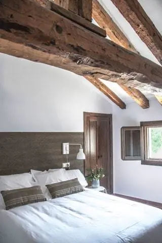 В нем всего одиннадцать комнат, и все они отделаны теплыми и натуральными материалами, такими как дерево