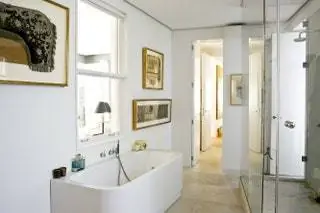Мастер-ванна с ванной Duravit Happy d. Известняковый душ был построен по индивидуальному заказу